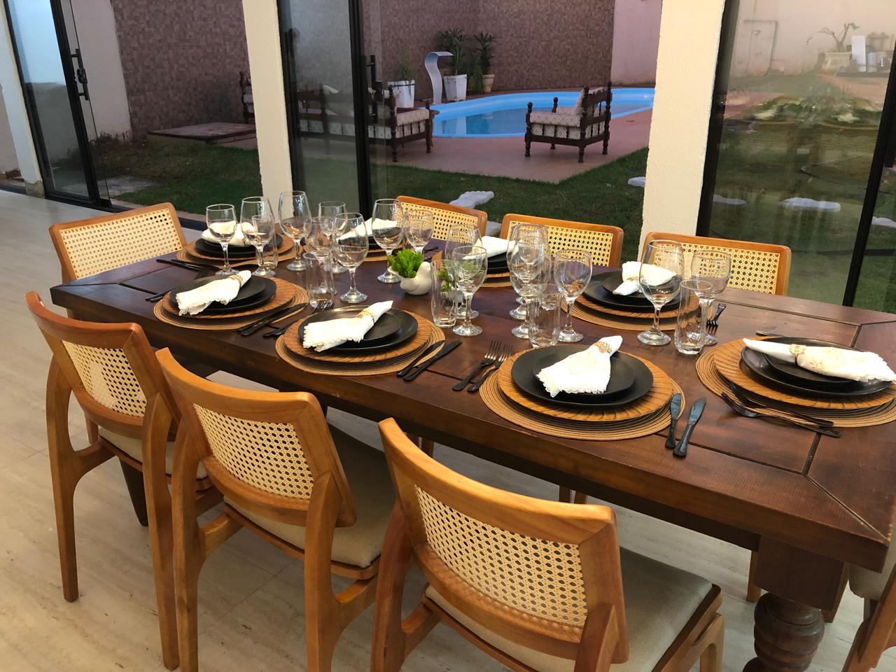Mesa posta para evento