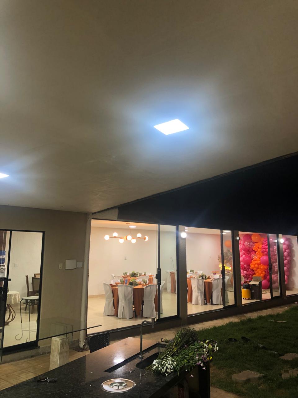Salão iluminado para festa