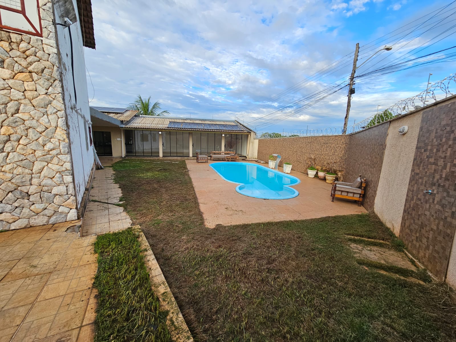 Área externa com piscina